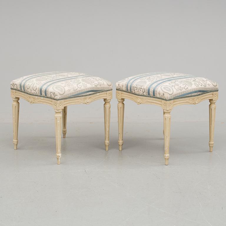 TABURETTER, ett par, gustaviansk stil, 1900-talets första hälft.