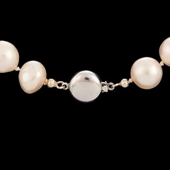 A collier of cultured pearls with a 18K white gold clasp.