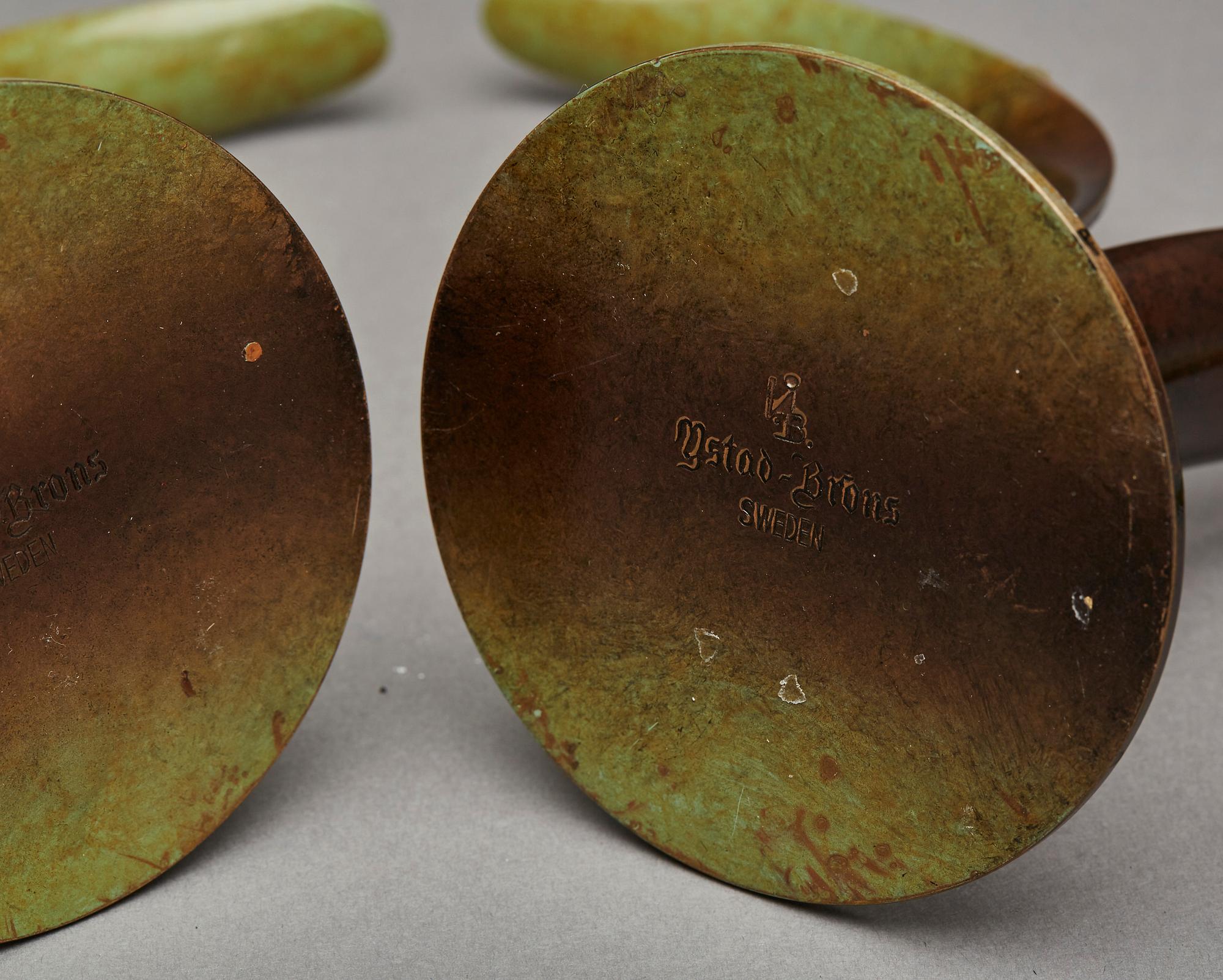 LJUSSTAKAR, ett par, grönpatinerad brons, Ystad-Metall, "Liljan", Ivar Ålenius Björk.