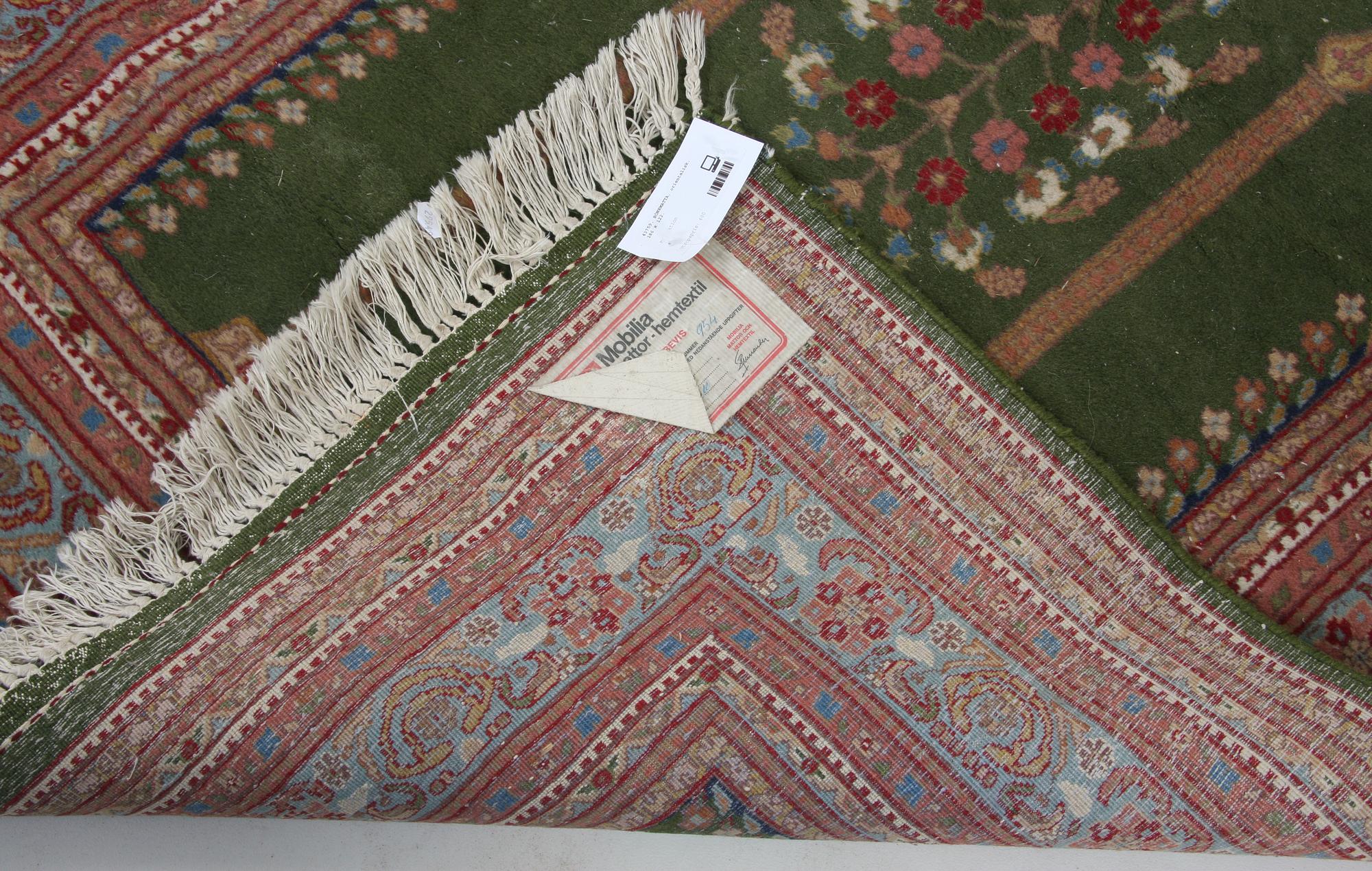 BÖNEMATTA, orientalisk. 186 x 122.