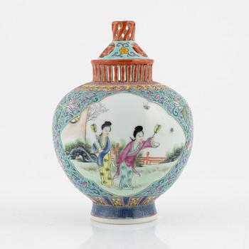 A Chinese jar with cover, 20th Century.