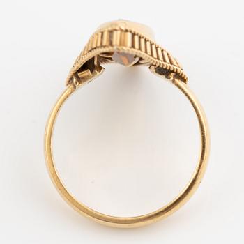 Ring,  18K guld med navetteformad citrin.