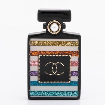 Chanel brooch, resin, metal and fake pearl, approx 5 x 3 cm, original case and box.