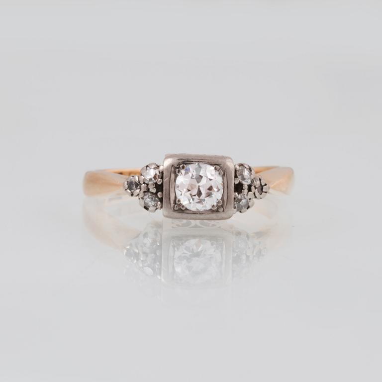 RING, 18K guld med gammalslipad diamant ca 0.50 ct och 6  åttkantslipade diamanter, Gunther Thulin,Stockholm, 1954.