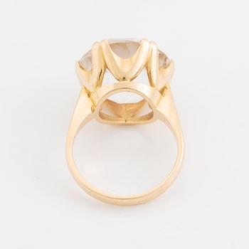Ring, Sten Gramen, 18K guld och rund fasettslipad bergkristall.