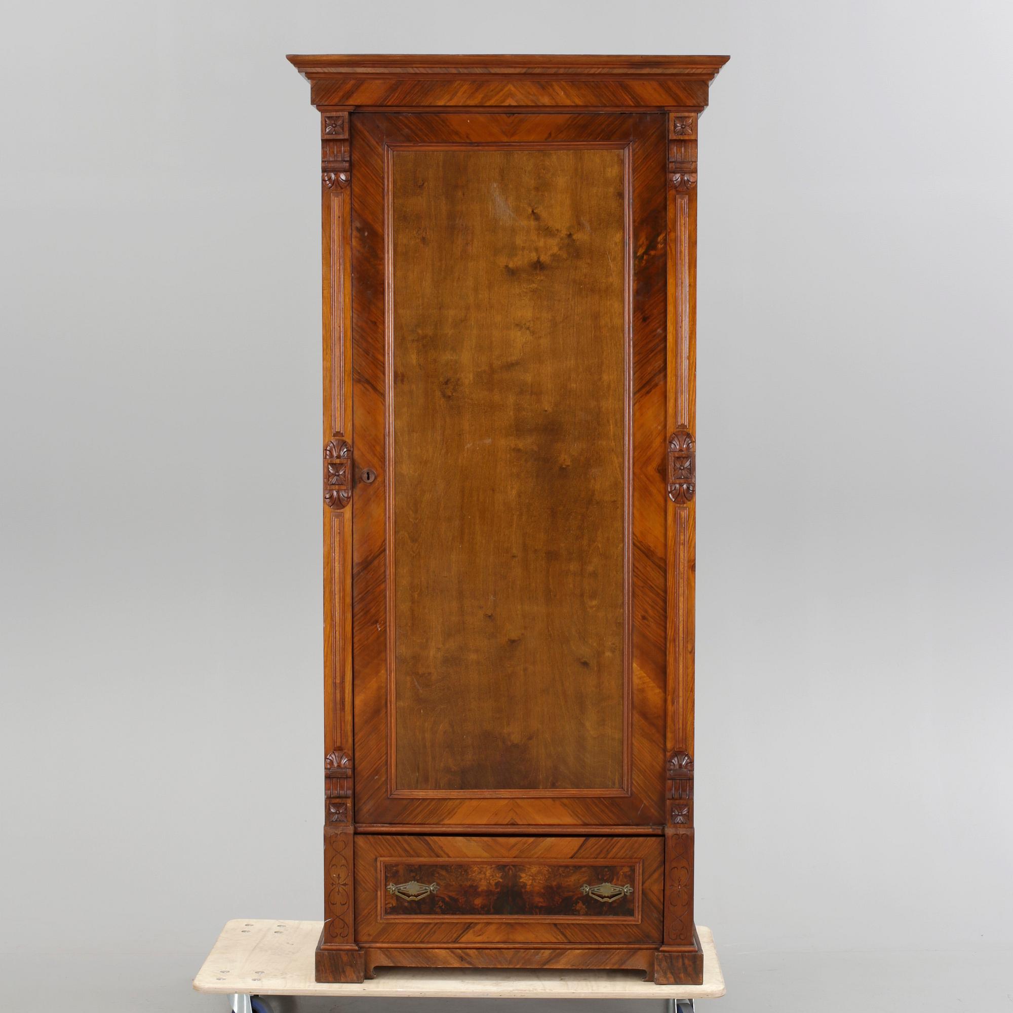 LINNESKÅP, nyrenässans, 1800-talets slut.