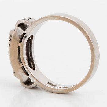 RING, med tre briljantslipade diamanter.