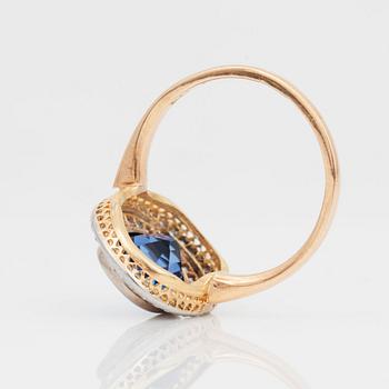 A circa 3.50 - 4.00 ct colour changing violet/blue sapphire and antique-cut diamond ring.