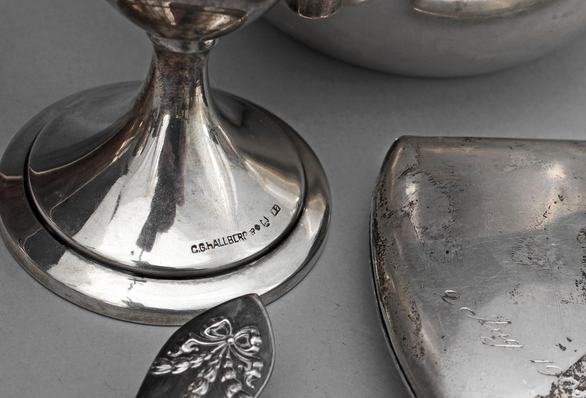 PARTI SILVER, 12 delar. Främst svenskt, bl.a. C G Hallberg. Främst 1900-tal. Totalt ca 1275g.