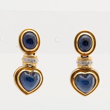 ÖRHÄNGEN 18K guld m cabochon-slipade safirer och briljanter.