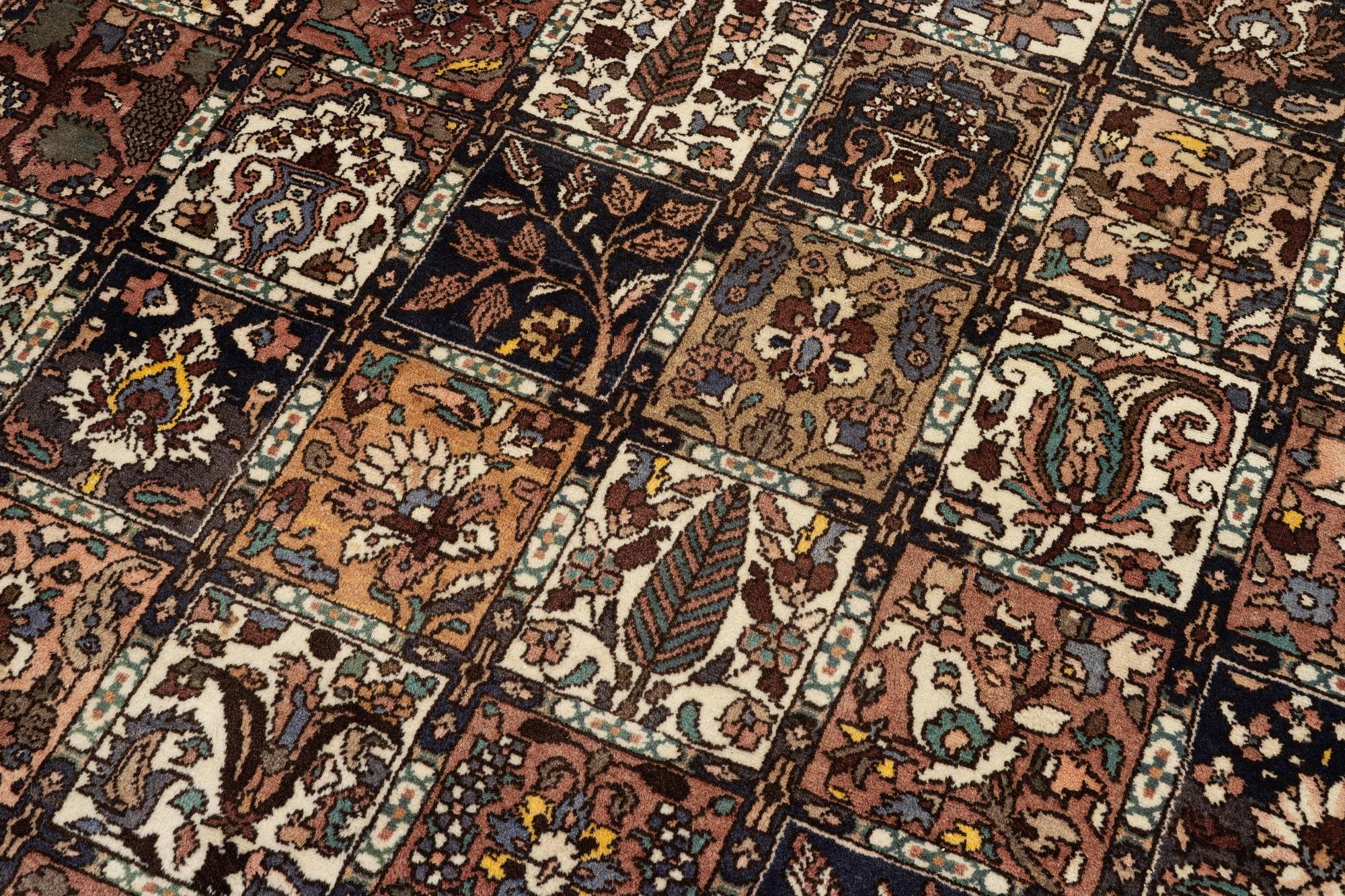 Carpet, Old Bakhtiari, approx. 301 x 223 cm.