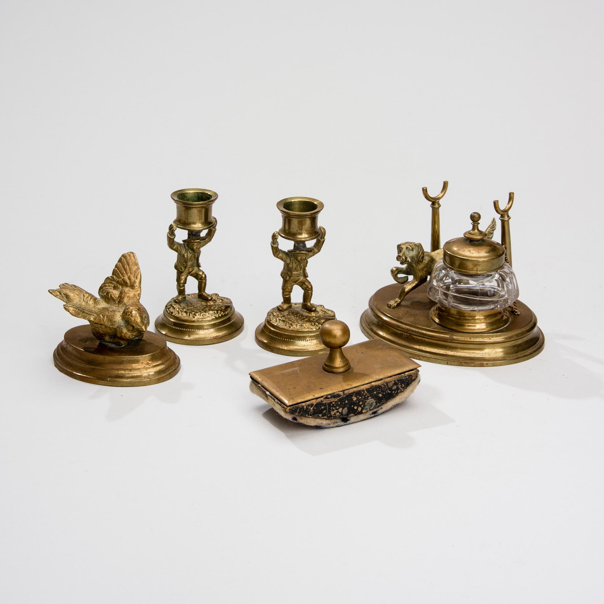 SKRIVBORDSGARNITYR, 5 delar, mässing, 1880-tal.