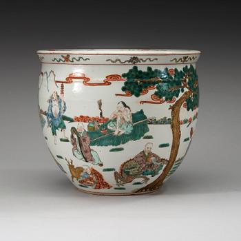 A famille rose fish basin, depicting the 18 Lohans, late Qing dynasty (1644-1912).