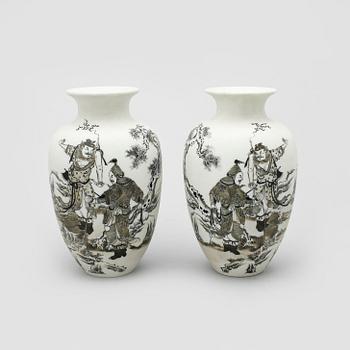 VASER, ett par, porslin, Kina, 1900/2000-tal.