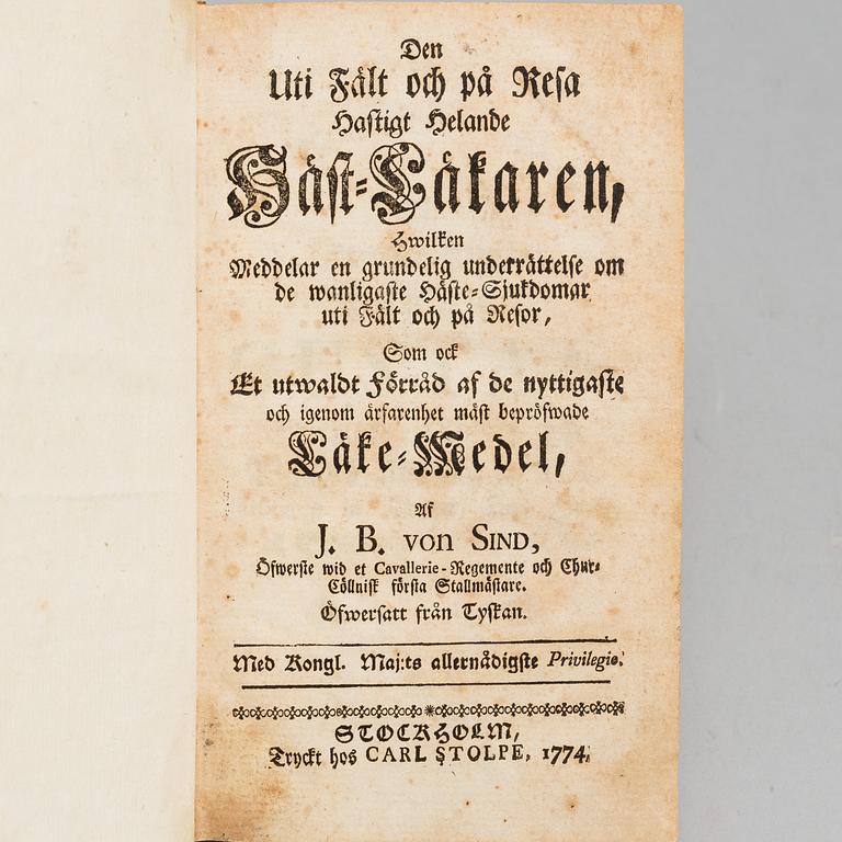 BOK, J B von Sind: Den uti fält och på resa hastigt helande häst-läkaren, 1774.