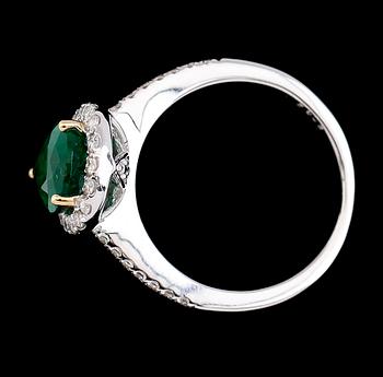 RING, 18K vitguld, smaragd ca 2.08 ct, diamanter tot ca 0.40 ct.
