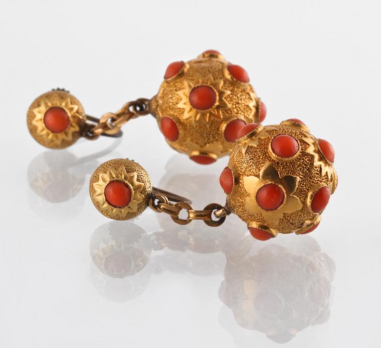 COLLIER SAMT ÖRHÄNGEN, kulor i korall med lås i 18K guld, troligtvis från CG Hallberg, Stockholm.