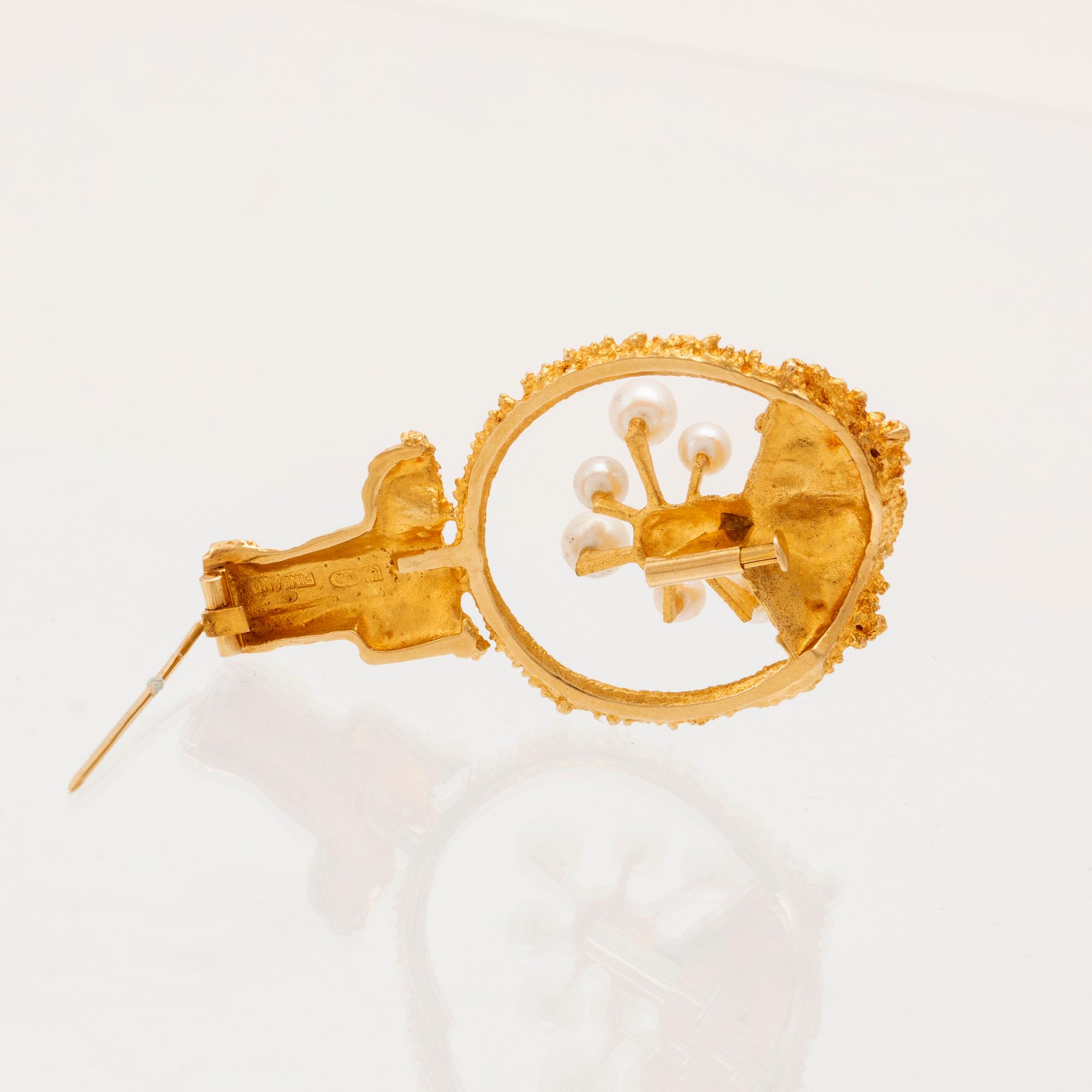 Björn Weckström, brooch "Merikukka/Sea Flower" in 18K gold with cultured pearls.