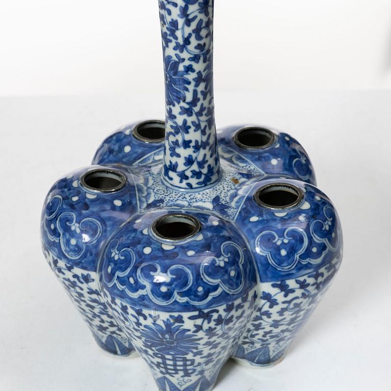 A blue and white tulip vase, Qing dynasty, circa 1900.