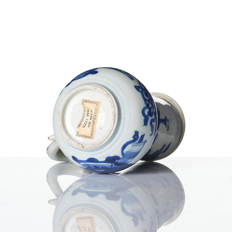 Kanna med lock, porslin. Qingdynastin, Kangxi (1662-1722).