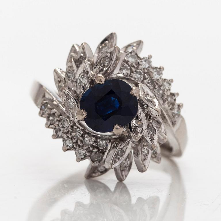 Ring, 18K vitguld, diamanter och safir.