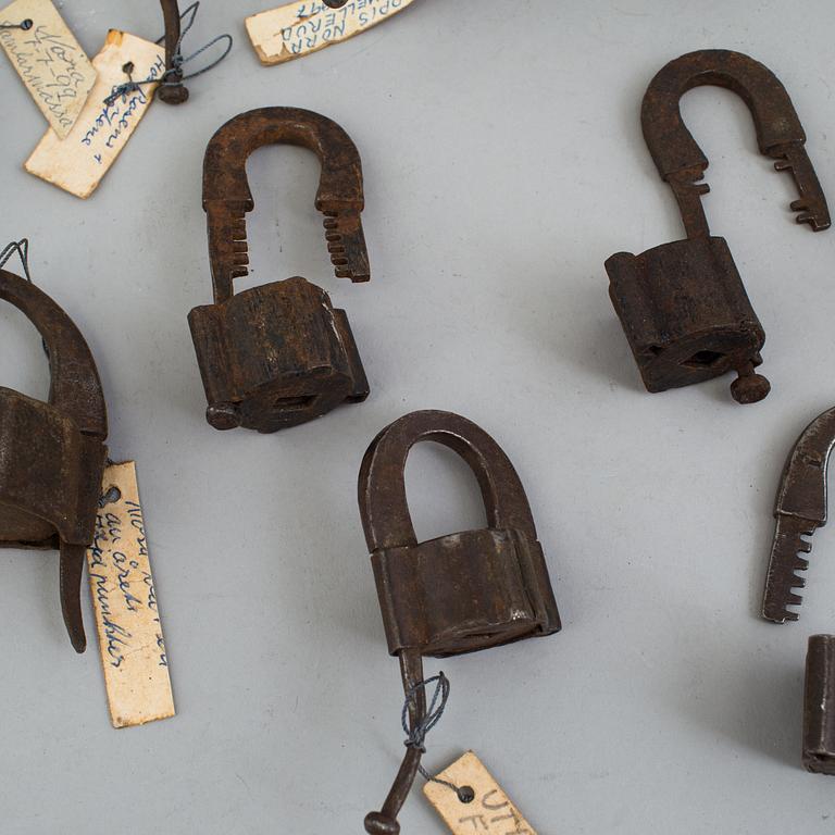 A lot of 14 iron locks mainly 18th century.