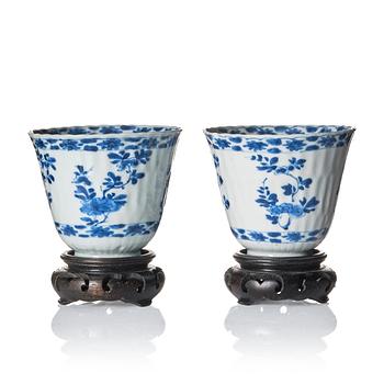 1128A. A pair of blue and white cups. Qing dynasty, Kangxi (1662-1722).