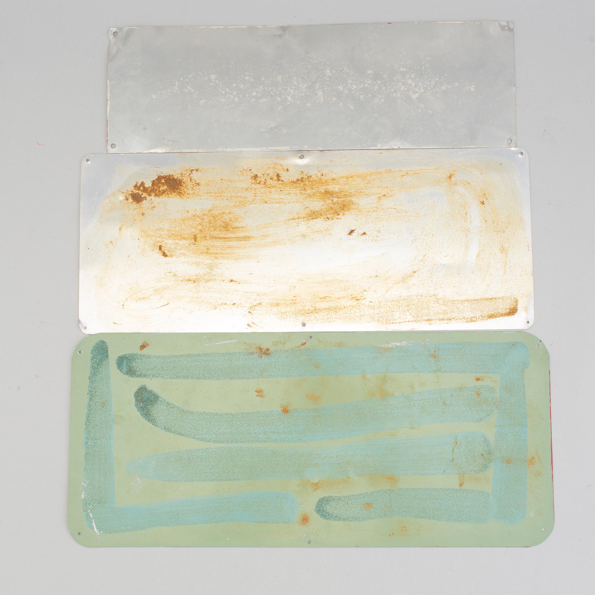 SKYLTAR, målad plåt, 1960-tal.