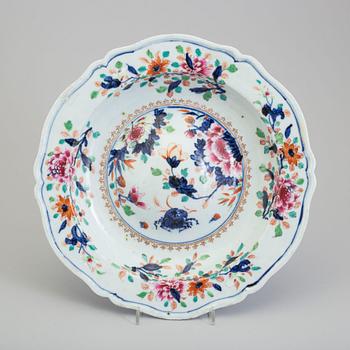 A famille rose 'buckel platte', Qing dynasty, Qianlong (1736-95).