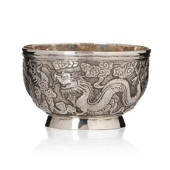 1169. A Chinese Export silver 'dragon' bowl, late 19th century. The base with the monogram D v R beneath a noble coronet.