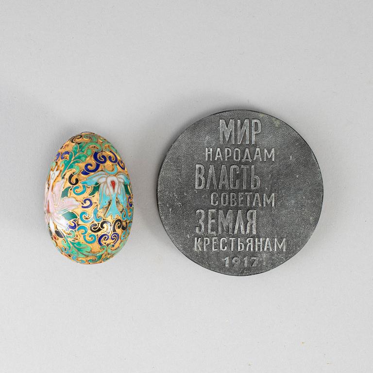 A bronze medal and a cloissoné egg, Russia, 20th century.
