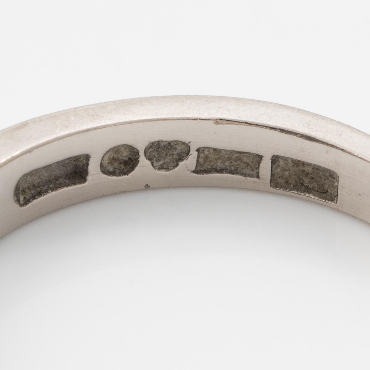 Ring in 18K white gold with brilliant-cut diamonds.