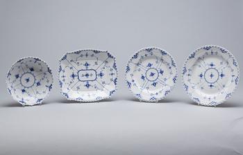 SERVIS, ca 65 delar. Musselmalet. Royal Copenhagen, Danmark.