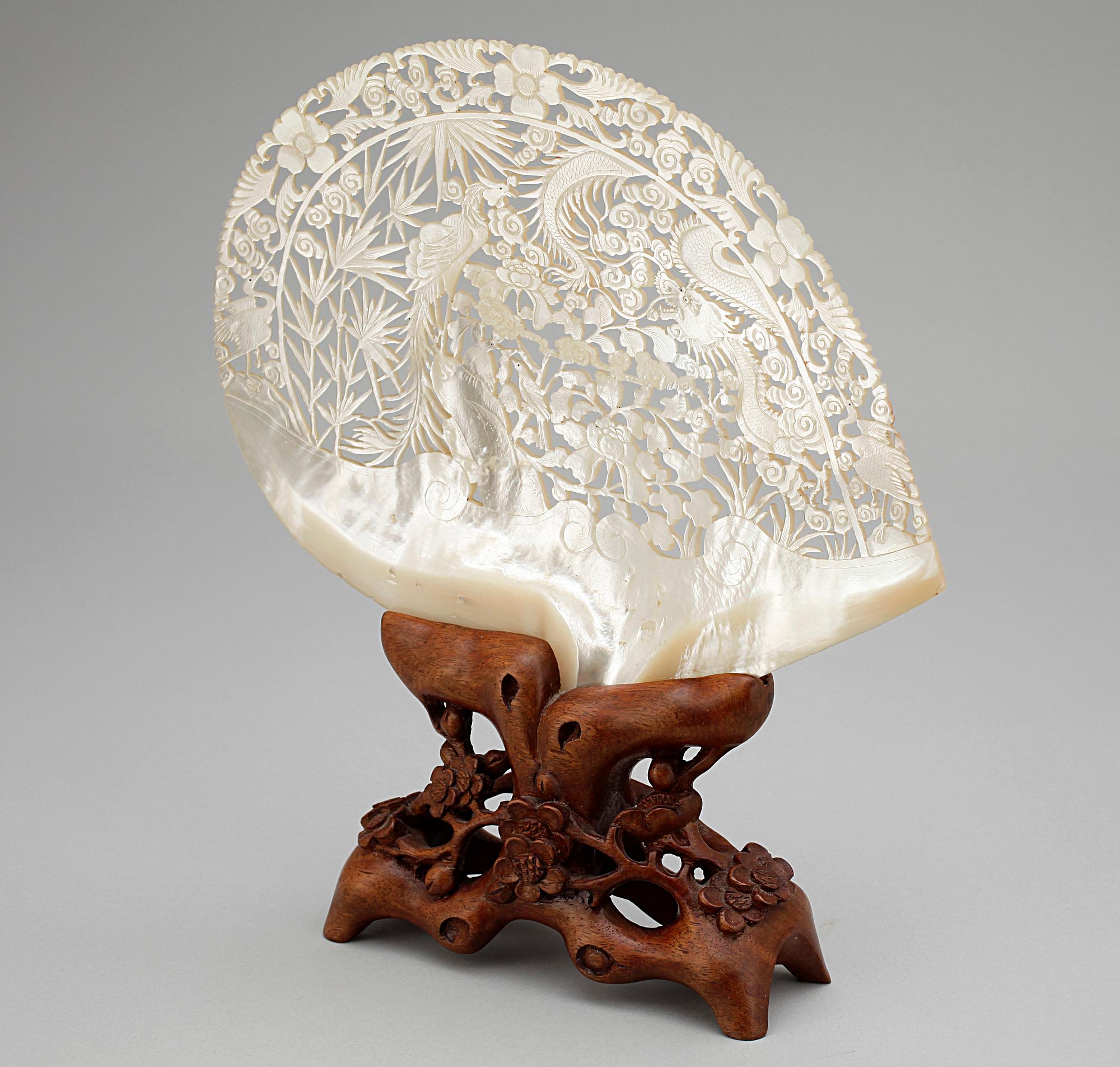 SNÄCKA/SKULPTUR, pärlemor, Kina, 1900-tal.