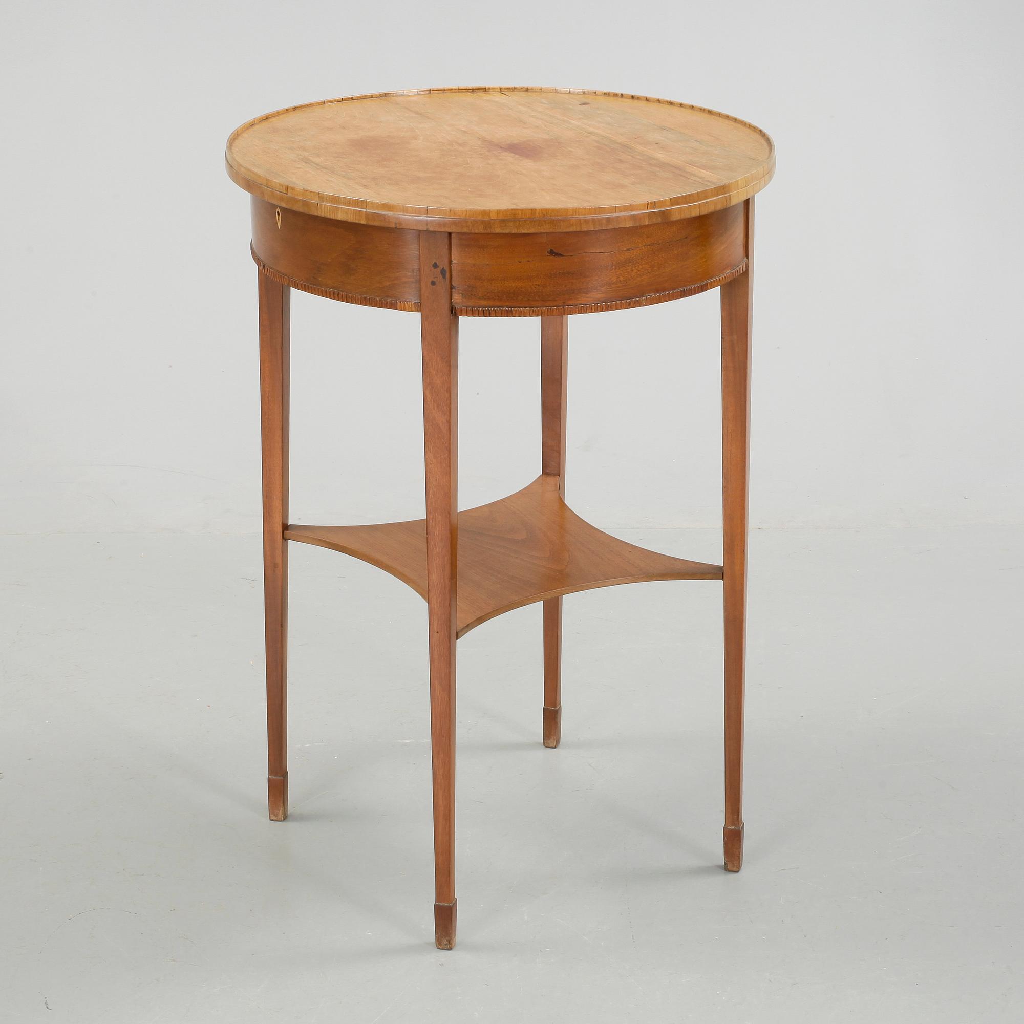 BORD. Sengustaviansk stil, 1900-talets första hälft.
