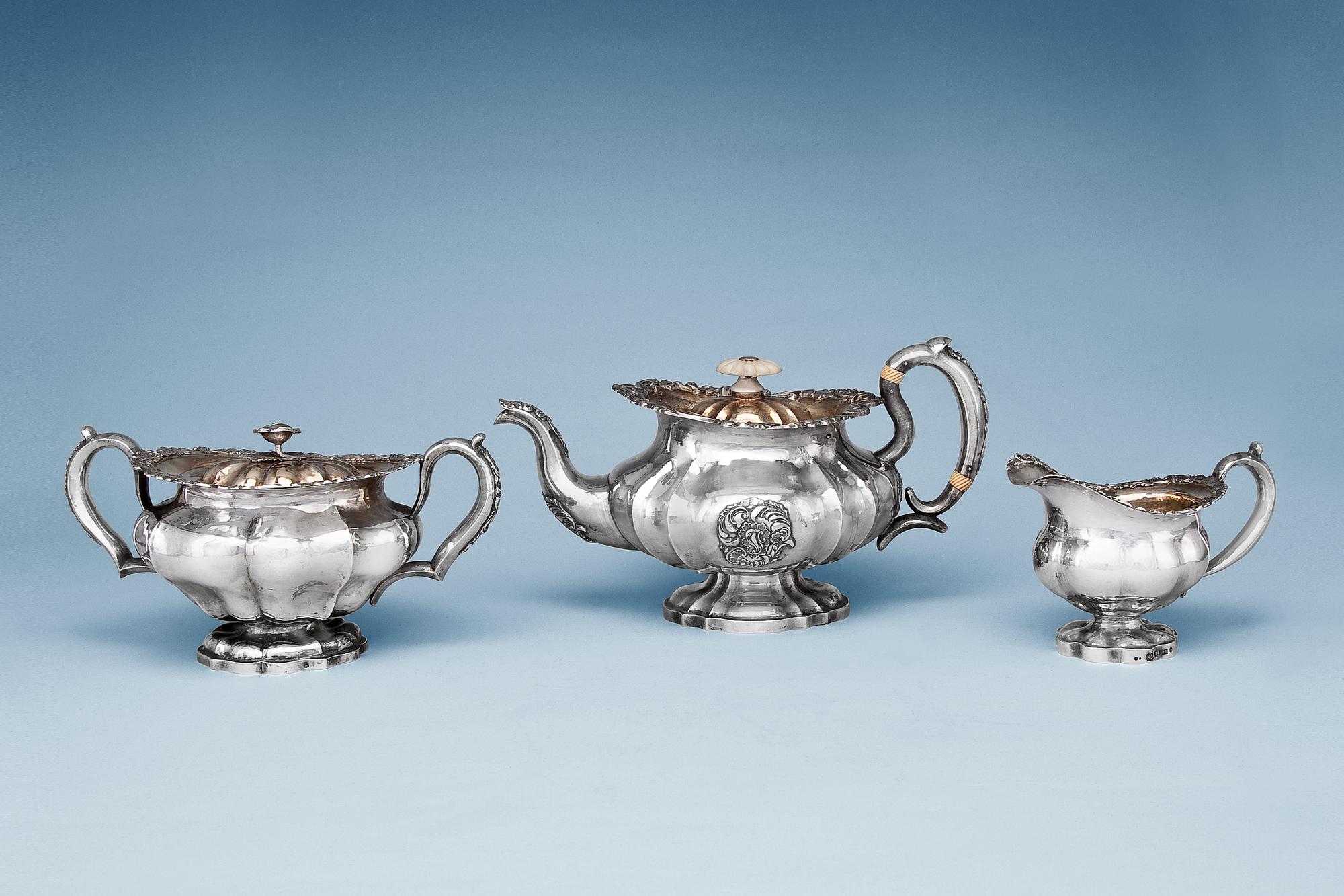A THREE PIECE TEA SERVICE.