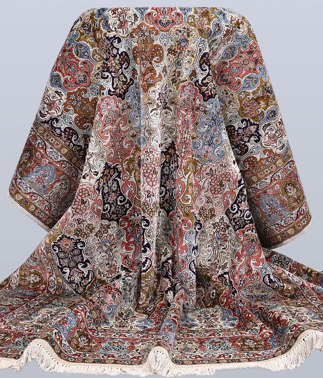 Matta, silke, Kashmir, ca 357 x 274 cm.