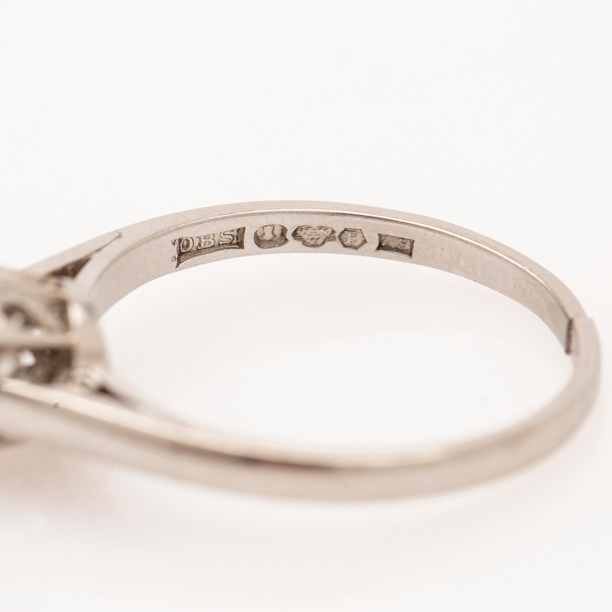 Ring, platina med briljantslipad diamant.