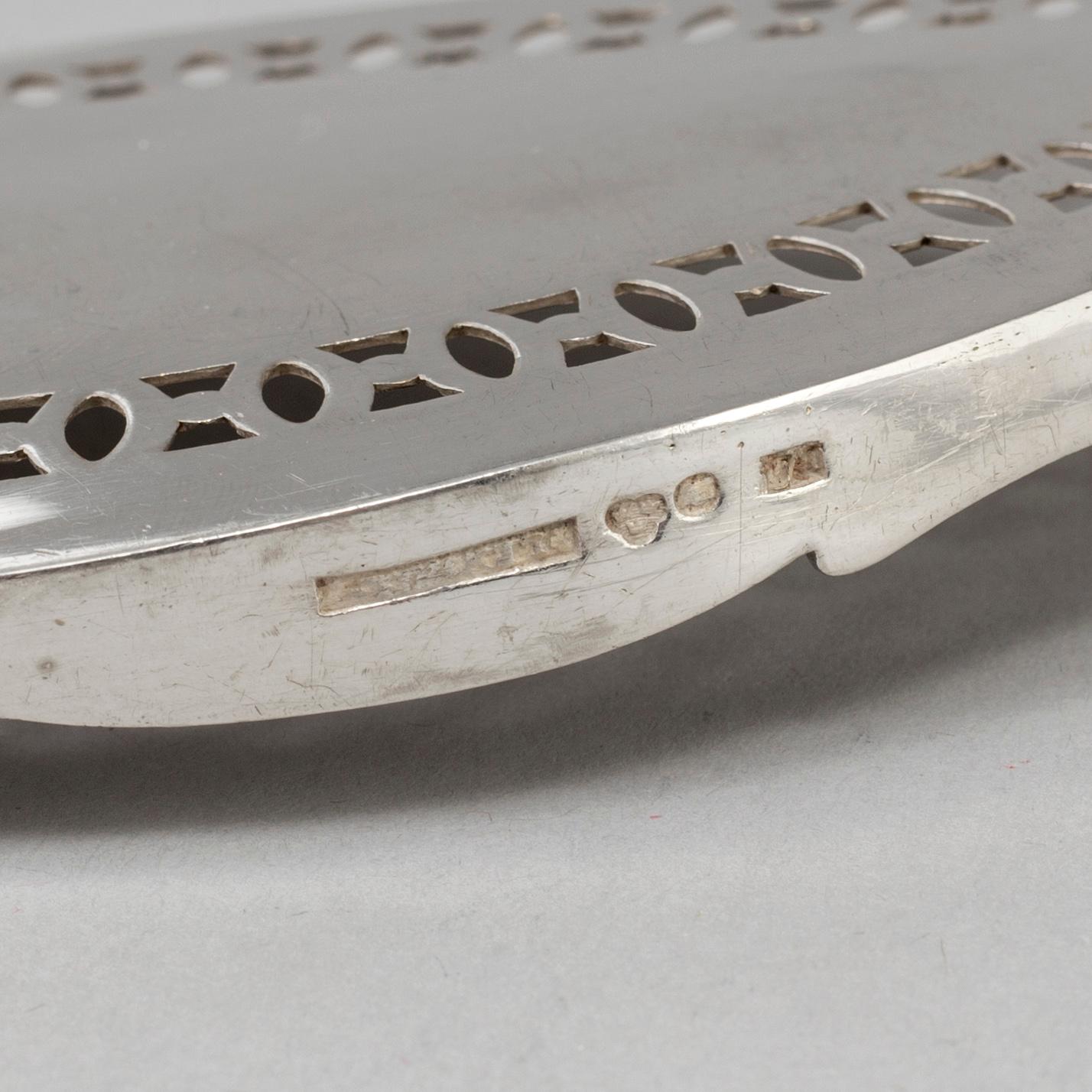 A 19n th century silver fish shovel. 142 grams.