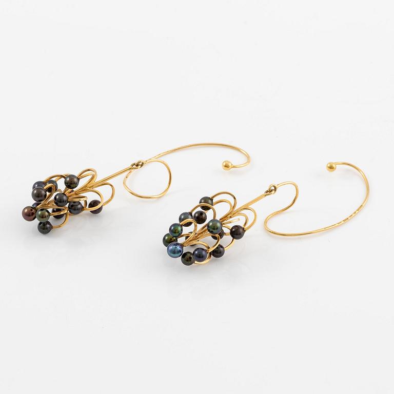 Sigurd Persson, a pair of earrings, 18K gold with cultured pearls, Stockholm 1965.