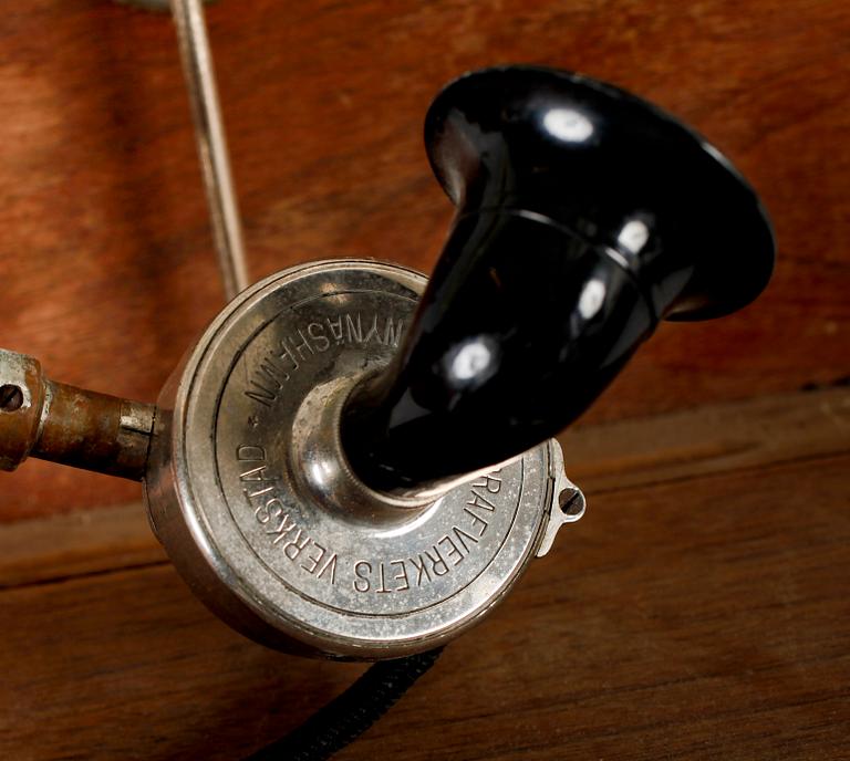 VÄGGTELEFON, sekelskiftet 1900. Telegrafverkets verkstad Nynäshamn.