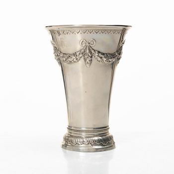 A pair of silver cups, Gunnar Löfgren and CG Hallberg, Stockholm, 1912 and 1902.