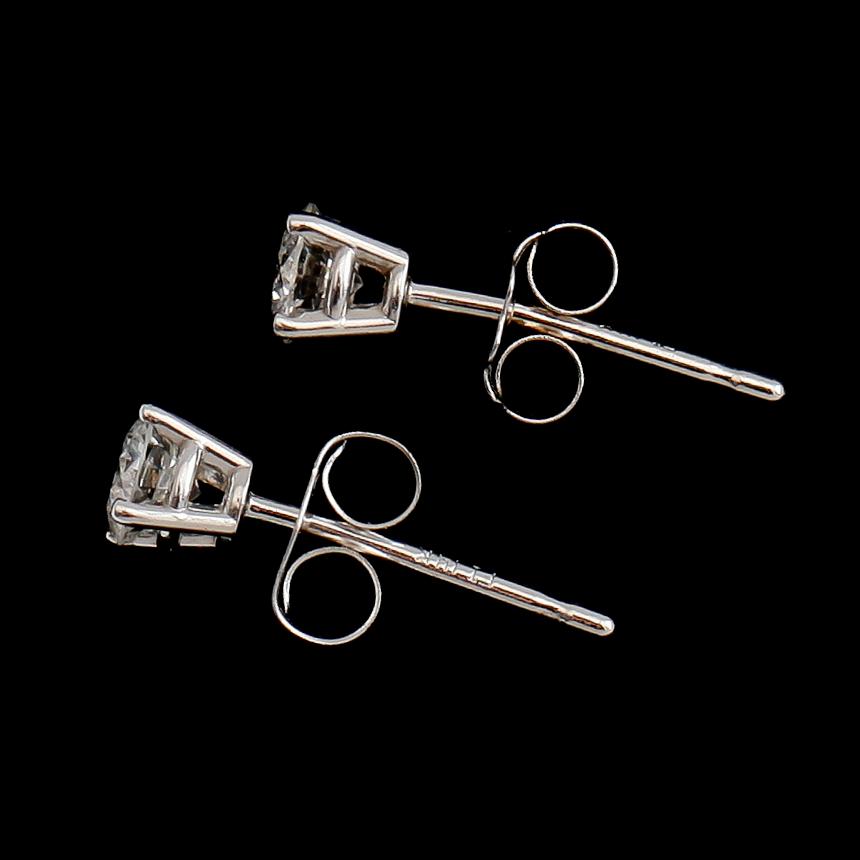 ÖRHÄNGEN, 1 par, 14 k vitguld, briljantslipade diamanter tot ca 0.33 ct.