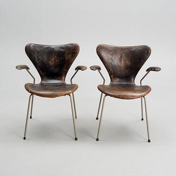 ARNE JACOBSEN, A pair of "Series 7" armchairs, manufacturer Fritz Hansen, Denmark, mid 20th century.