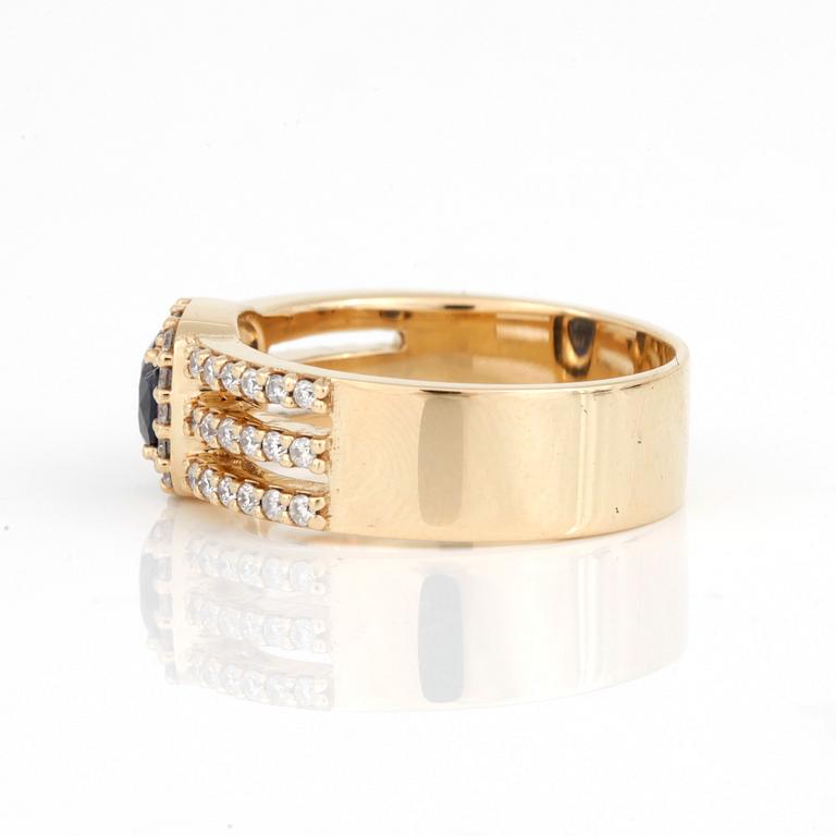 RING, 18K guld med safir ca 0.84 ct och diamanter totalt ca 0.34 ct. Total vikt ca 6,4 gram.