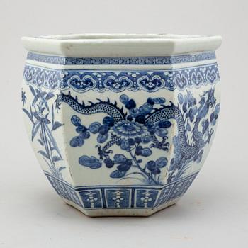 A large blue and white flower pot, Qing dynasty, late 19th century.