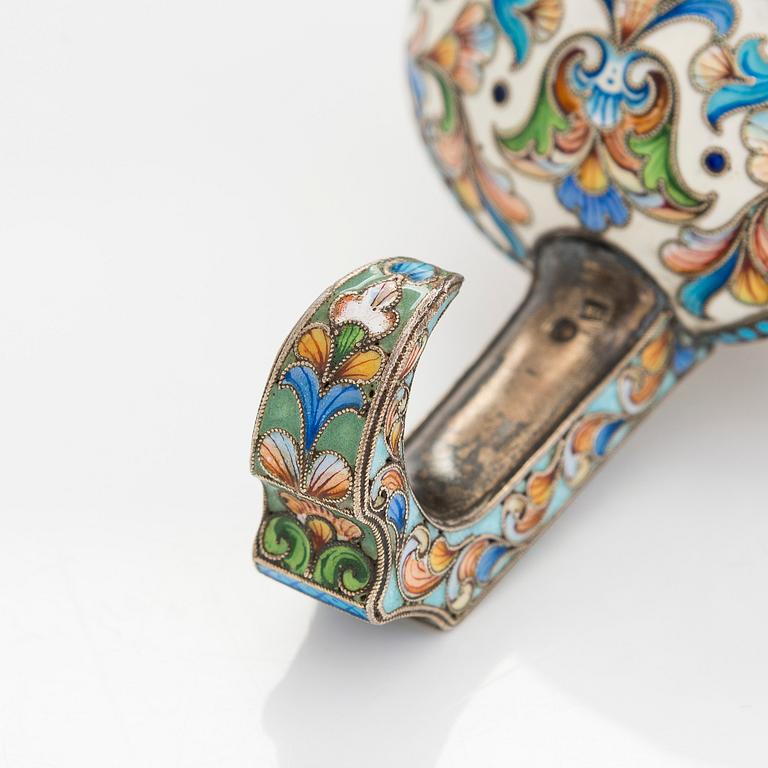 Khlebnikov, kåsa, förgyllt silver och cloisonnéemalj, Moskva 1908-1917.