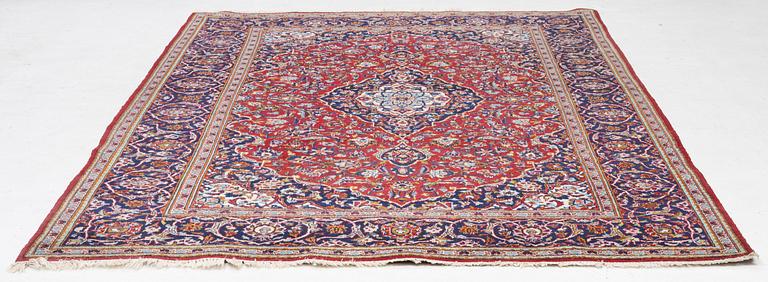 A Kashan carpet, c. 309 x 202 cm.