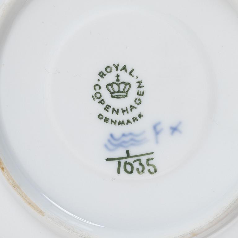 Kaffeservis, porslin, 49 delar, 'Musselmalet', helblonde samt halvblonde, Royal Copenhagen.