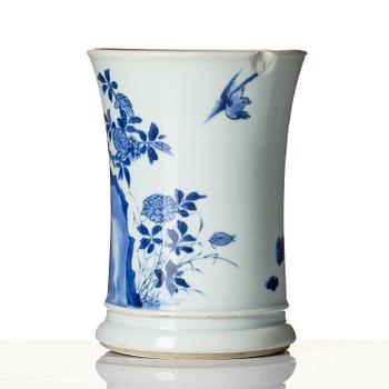 A blue and white brush pot, Qing dynasty, Kangxi (1662-1722).